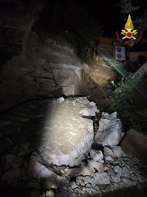 Il costone franato su una palazzina a Formello, vicino Roma, a causa del maltempo, provocando un morto e due feriti. ANSA/Vigili del Fuoco (ANSA)