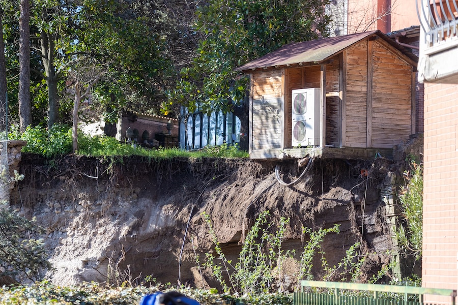 Crollo muro di contenimento e frana su una palazzina al Formello, Roma (LAPRESSE)
