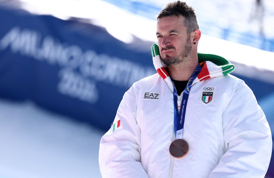 Olimpiadi Milano Cortina 2026 - Sci alpino - Cerimonia di premiazione della discesa libera maschile - Centro sciistico Stelvio, Bormio, Italia - 7 febbraio 2026. Il medaglia di bronzo Dominik Paris dell'Italia festeggia sul podio con la sua medaglia. (REUTERS/Gintare Karpaviciute)