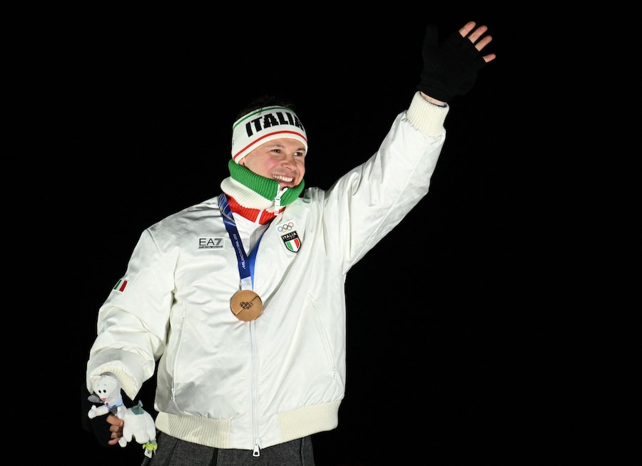 Olimpiadi Milano Cortina 2026 - Slittino - Cerimonia di premiazione singolare maschile - Cortina Sliding Centre, Cortina d'Ampezzo, Italia - 8 febbraio 2026. Il medaglia di bronzo Dominik Fischnaller dell'Italia festeggia sul podio dopo la gara singolare maschile. (REUTERS/Annegret Hilse)