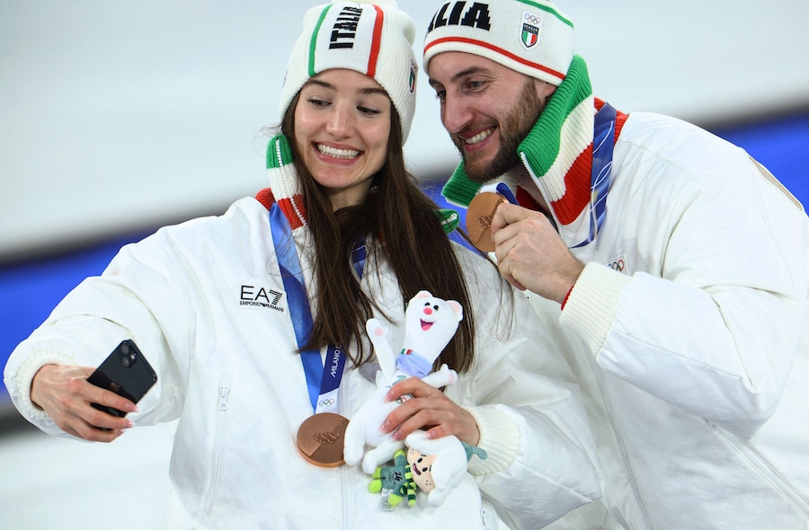 Olimpiadi Milano Cortina 2026 - Curling - Cerimonia di premiazione doppio misto - Stadio Olimpico del Curling di Cortina, Cortina d'Ampezzo, Italia - 10 febbraio 2026. I medagliati di bronzo Stefania Constantini e Amos Mosaner posano durante la cerimonia di premiazione del doppio misto. (REUTERS/Lisi Niesner)