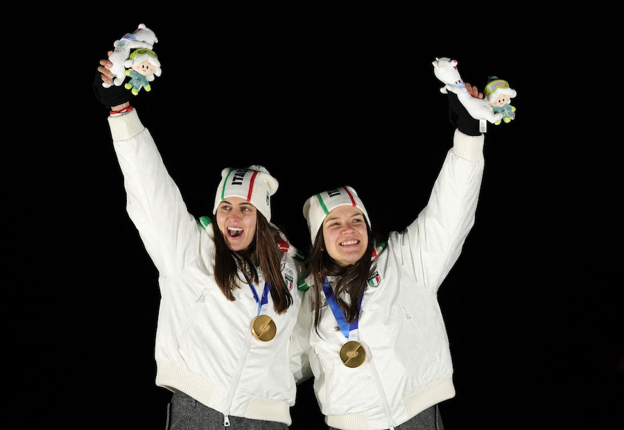 Olimpiadi Milano Cortina 2026 - Slittino - Cerimonia di premiazione doppio femminile - Cortina Sliding Centre, Cortina d'Ampezzo, Italia - 11 febbraio 2026. Le medaglie d'oro Andrea Voetter e Marion Oberhofer, entrambe italiane, festeggiano sul podio dopo aver vinto il doppio femminile. (REUTERS/Athit Perawongmetha)