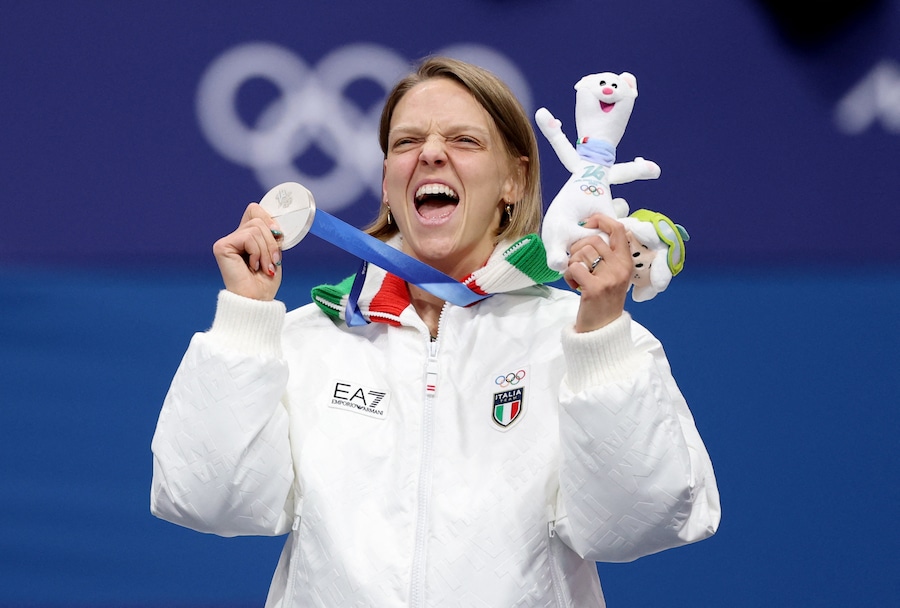 Olimpiadi Milano Cortina 2026 - Pattinaggio di velocità su pista corta - 500 m femminile - Cerimonia di premiazione - Milano Ice Skating Arena, Milano, Italia - 12 febbraio 2026. La medaglia d'argento Arianna Fontana dell'Italia festeggia sul podio dopo essersi classificata seconda nei 500 m femminili. (REUTERS/Claudia Greco)
