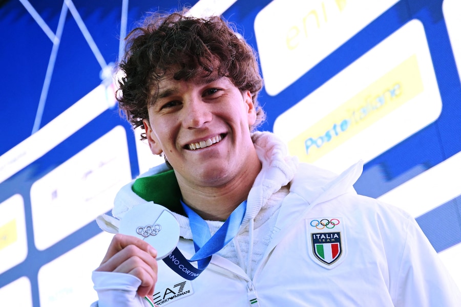 Olimpiadi invernali Milano Cortina 2026 - Sci alpino - Intervista a Giovanni Franzoni - Livigno, Italia - 12 febbraio 2026 Giovanni Franzoni (Italia) posa per una foto con la sua medaglia d'argento. (REUTERS/Angelika Warmuth)