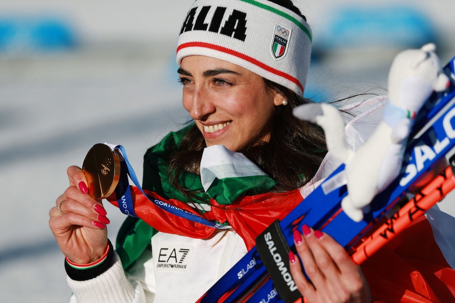 Olimpiadi Milano Cortina 2026 - Biathlon - Cerimonia di premiazione della gara di inseguimento 10 km femminile - Anterselva Biathlon Arena, Alto Adige, Italia - 15 febbraio 2026. La medaglia d'oro Lisa Vittozzi dell'Italia festeggia dopo aver vinto la gara di inseguimento 10 km femminile. (REUTERS/Eloisa Lopez)