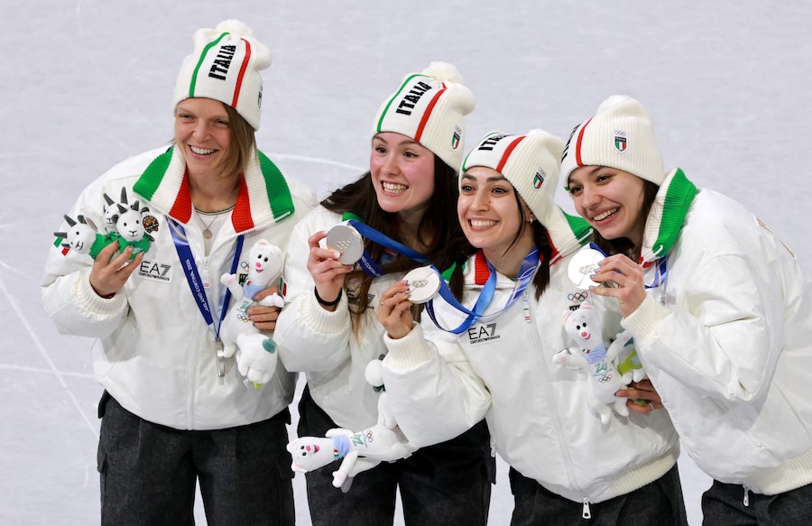 Olimpiadi Milano Cortina 2026 - Pattinaggio di velocità su pista corta - Staffetta 3000 m femminile - Cerimonia di premiazione - Milano Ice Skating Arena, Milano, Italia - 18 febbraio 2026. Le medaglie d'argento Elisa Confortola (Italia), Arianna Fontana (Italia), Chiara Betti (Italia) e Arianna Sighel (Italia) festeggiano dopo essersi classificate seconde nella staffetta 3000 m femminile. (REUTERS/Fabrizio Bensch)