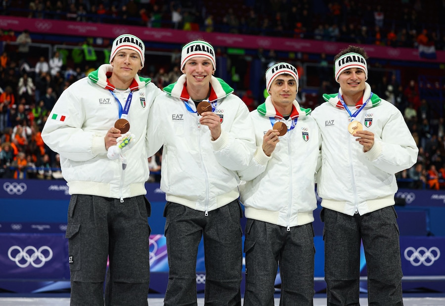 Olimpiadi Milano Cortina 2026 - Pattinaggio di velocità su pista corta - Staffetta 5000 m maschile - Cerimonia di premiazione - Milano Ice Skating Arena, Milano, Italia - 20 febbraio 2026. I medagliati di bronzo Pietro Sighel (Italia), Thomas Nadalini (Italia), Luca Spechenhauser (Italia) e Andrea Cassinelli (Italia) festeggiano durante la cerimonia di premiazione della staffetta 5000 m maschile. (REUTERS/Claudia Greco)