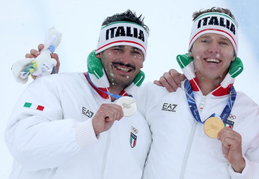 Il medaglia d'argento Federico Tomasoni (a sinistra) e il medaglia d'oro Simone Deromedis, entrambi italiani, durante la cerimonia di premiazione dello Ski Cross maschile delle gare di sci freestyle ai Giochi Olimpici Invernali Milano Cortina 2026, a Livigno, Italia, il 21 febbraio 2026. (EPA/SERGEI ILNITSKY)