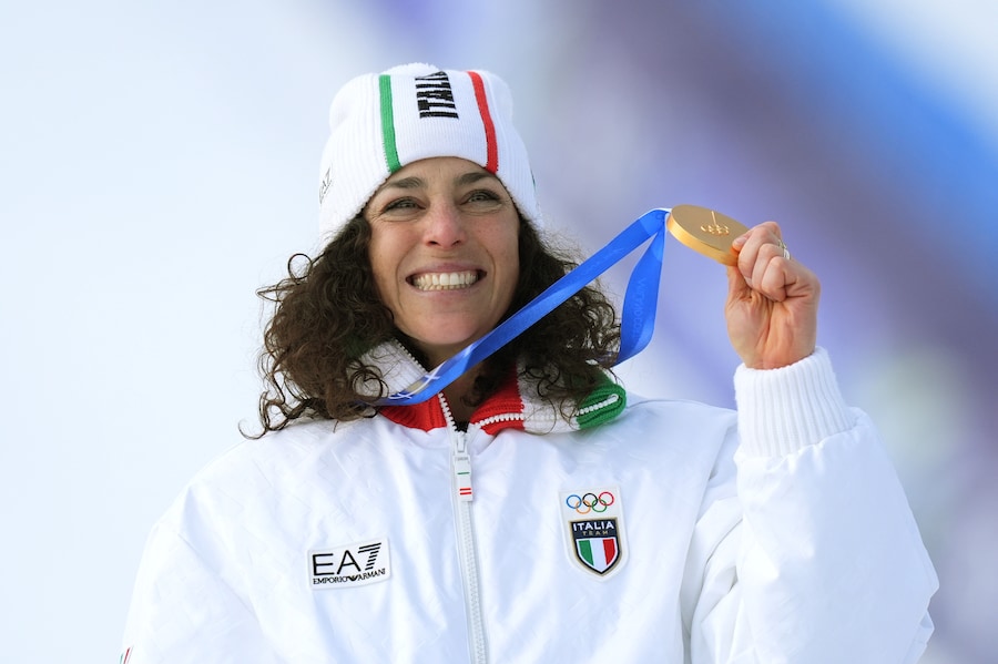 Federica Brignore riceve la medaglia d'oro durante la cerimonia di premiazione della gara di super-G femminile di sci alpino alle Olimpiadi invernali del 2026, a Cortina d'Ampezzo, Italia, giovedì 12 febbraio 2026. (Foto Spada/LaPresse)