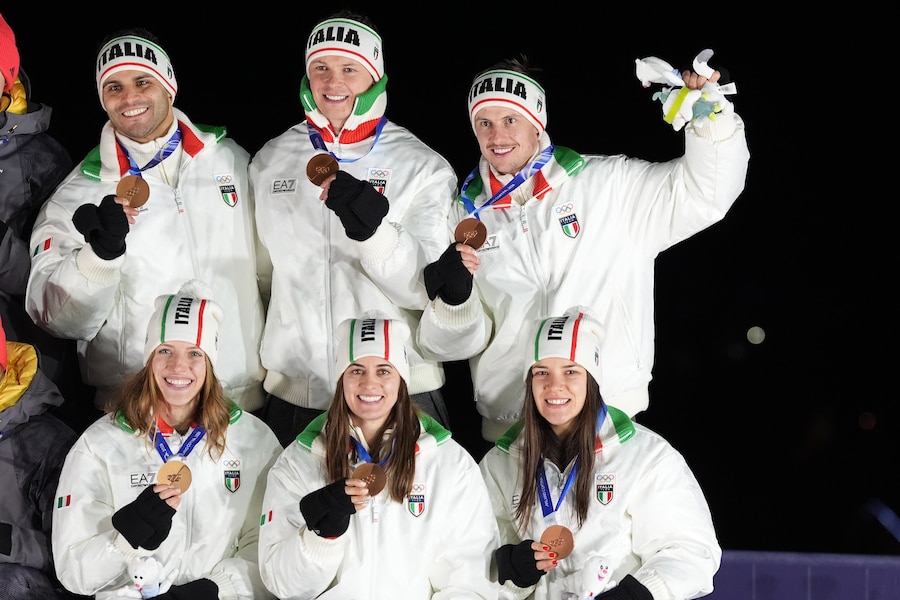 I medagliati di bronzo italiani Verena Hofer, Simon Kainzwaldner, Marion Oberhofer, Andrea Voetter, Emanuel Rieder e Dominik Fischnaller durante la staffetta a squadre di slittino alle Olimpiadi invernali Milano Cortina 2026, a Cortina (Italia) il 12 febbraio 2026. (Davide Spada/LaPresse)