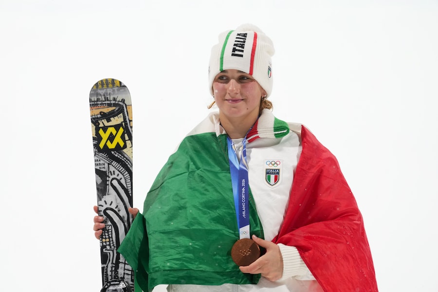 La medaglia di bronzo italiana Flora Tabanelli sul podio dopo la finale femminile di freestyle skiing big air alle Olimpiadi invernali del 2026, a Livigno, Italia, lunedì 16 febbraio 2026. (AP Photo/Lindsey Wasson/APS)