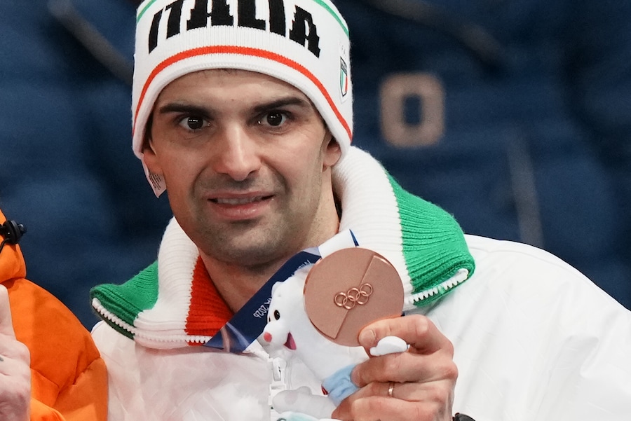 Andrea Giovannini dall'Italia Medaglia di bronzo dopo la gara di pattinaggio di velocità maschile con partenza in massa alle Olimpiadi invernali del 2026, Milano, Italia, sabato 21 febbraio 2026. (Gian Mattia D’Alberto/LaPresse)