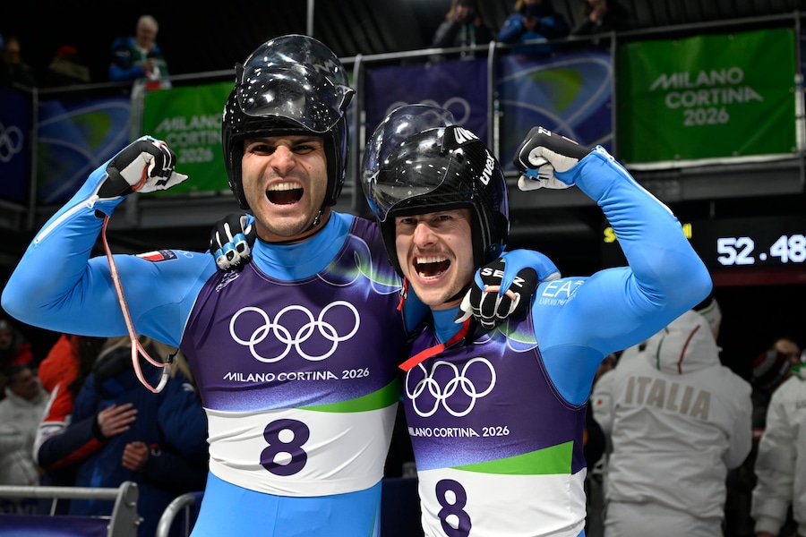 Emanuel Rieder e Simon Kainzwaldner dell'Italia festeggiano durante la gara di doppio maschile di slittino ai Giochi Olimpici Invernali Milano Cortina 2026, a Cortina d'Ampezzo, Italia, l'11 febbraio 2026. (EPA/Daniel Dal Zennaro)