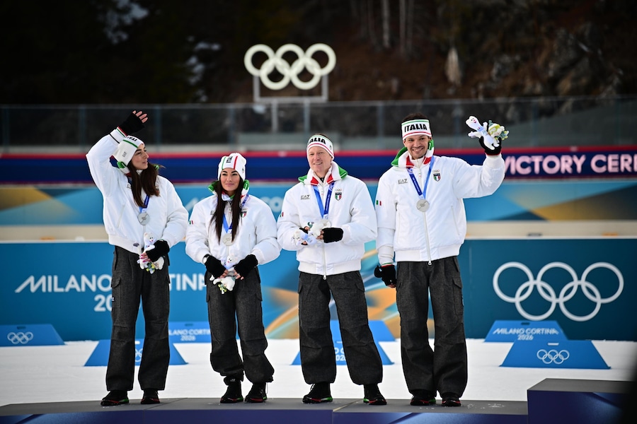 Gli atleti della squadra italiana (da sinistra a destra) Lisa Vittozim, Dorothea Wierer, Lukas Hofer e Tommaso Giacomel festeggiano sul podio dopo aver vinto la medaglia d'argento nella staffetta mista 4x6 km delle gare di biathlon ai Giochi Olimpici Invernali Milano Cortina 2026, ad Anterselva, Italia, l'8 febbraio 2026. (EPA/Martin Metelko)