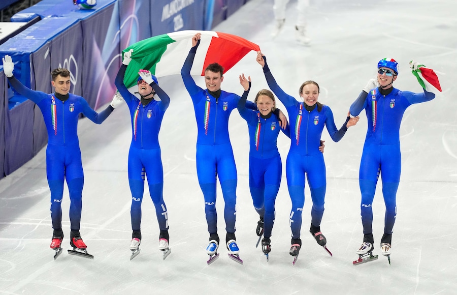 Olimpiadi Invernali Olimpiade Giochi Olimpici Milano-Cortina 2026 Short Track Staffetta mista - nella foto i pattinatori dell' italia vincitori della medaglia d'oro esultano dopo aver vinto la finale da sinistra Pietro Sighel Elisa Confortola Luca Spechenhauser Arianna Fontana Chiara Betti e Thomas Nadalini - La squadra dell' Italia vincitrice della medaglia d'oro nella Short Track Staffetta mista - Olimpiadi Invernali Olimpiade Giochi Olimpici Milano-Cortina 2026 - Milano 10/02/2026 (Foto IPP/Presse Sports/Orange Pictures/Andre Weening)