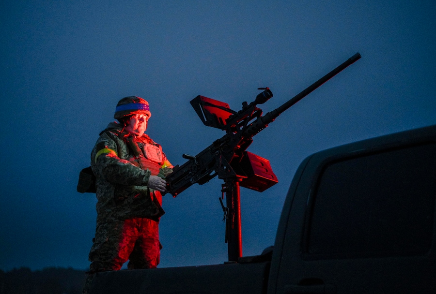 Un militare ucraino di una squadra mobile anti-drone si prepara a intercettare i droni russi in una località segreta nella regione di Chernihiv, nell’Ucraina settentrionale (EPA)