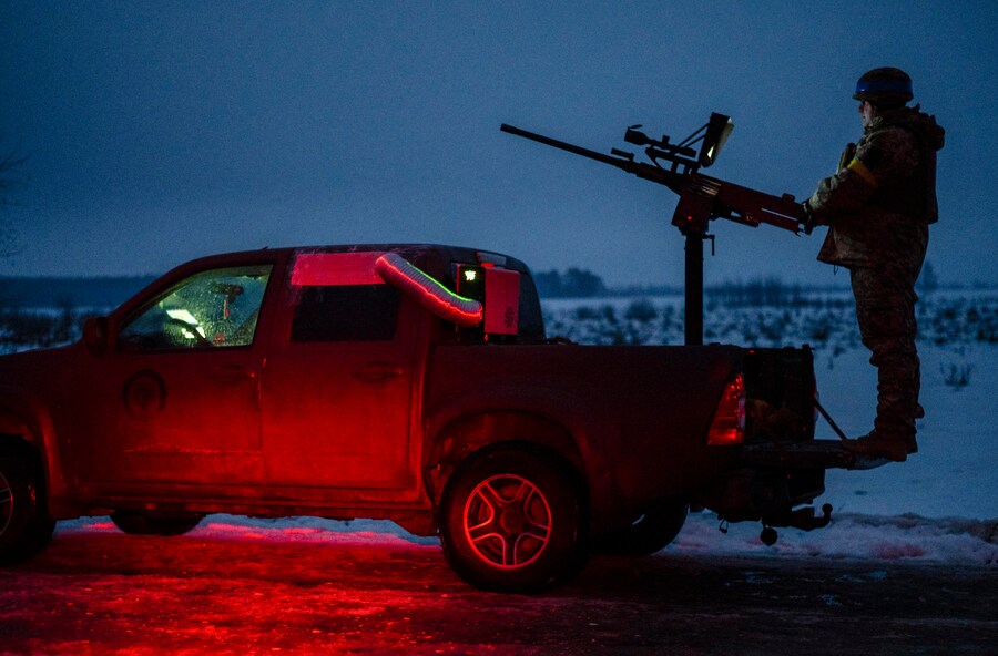 Un militare ucraino di una squadra mobile anti-drone si prepara a intercettare i droni russi in una località segreta nella regione di Chernihiv, nell’Ucraina settentrionale (EPA)