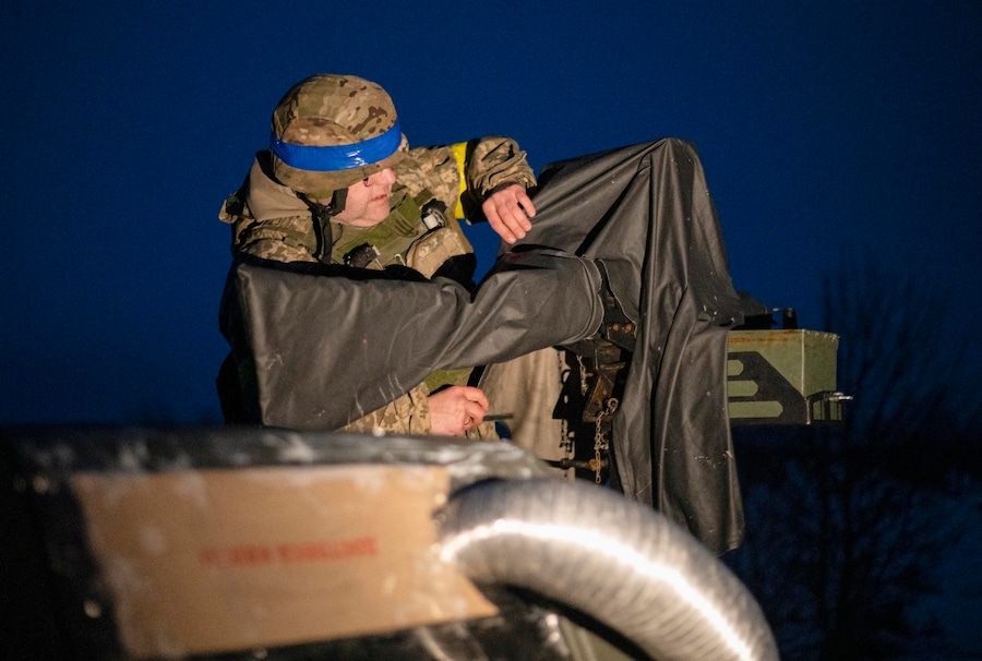 Un militare ucraino di una squadra mobile anti-drone si prepara a intercettare i droni russi in una località segreta nella regione di Chernihiv, nell’Ucraina settentrionale (EPA)