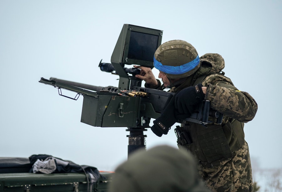 Un militare ucraino di una squadra mobile anti-drone si prepara a intercettare i droni russi in una località segreta nella regione di Chernihiv, nell’Ucraina settentrionale (EPA)