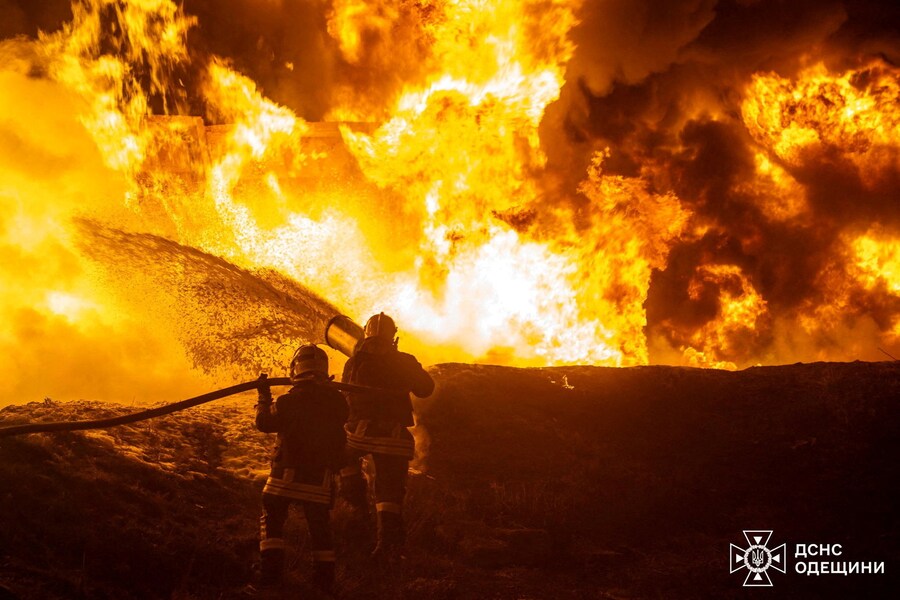I vigili del fuoco lavorano sul sito di un’infrastruttura ferroviaria colpita durante gli attacchi notturni dei droni russi a Odessa, Ucraina (via REUTERS)