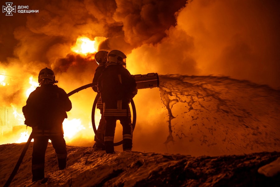 I vigili del fuoco lavorano sul sito di un’infrastruttura ferroviaria colpita durante gli attacchi notturni dei droni russi a Odessa, Ucraina (via REUTERS)