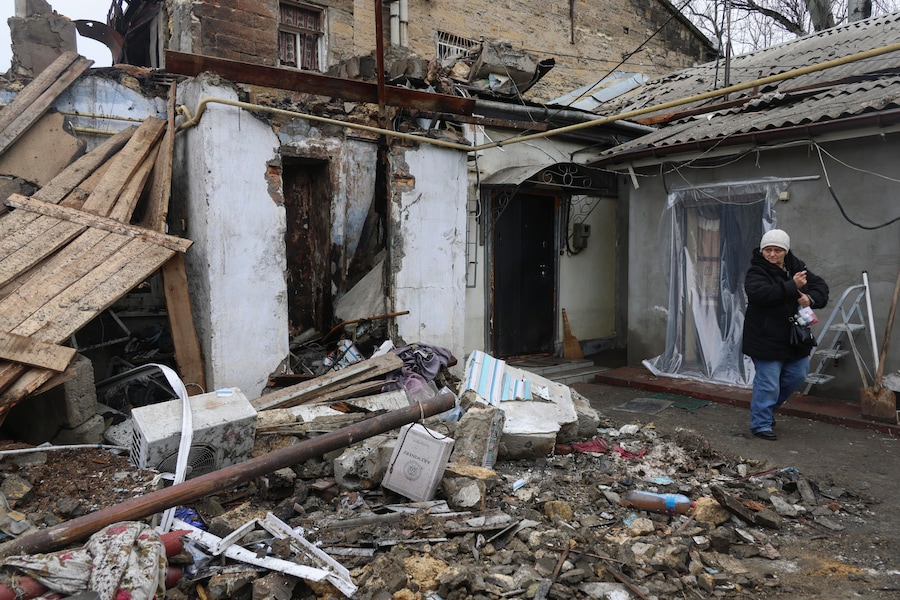 Un attacco di un drone russo su un edificio privato a Odessa, in Ucraina (EPA)