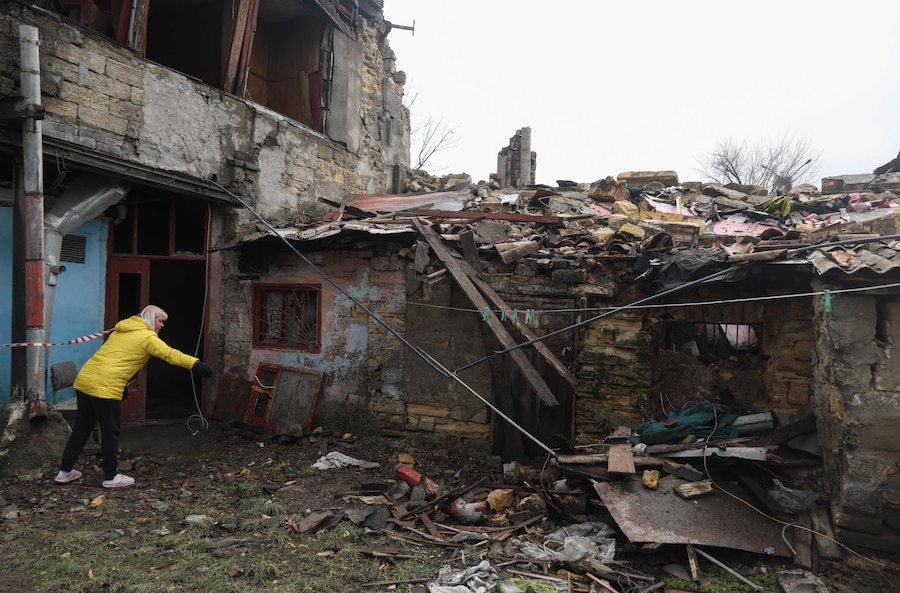 Danni sul sito di un attacco di un drone russo su un edificio privato a Odessa, Ucraina (EPA)