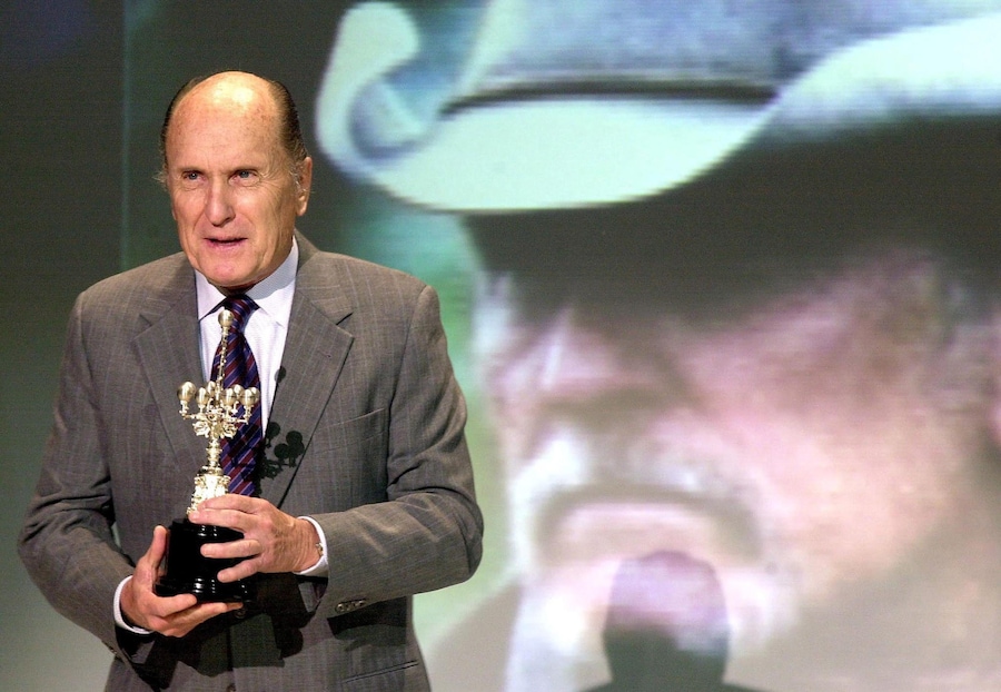L'attore statunitense Robert Duvall con il Premio Donostia che gli è stato consegnato al Festival Internazionale del Cinema di San Sebastian venerdì 26 settembre 2003. Duvall ha ricevuto il premio alla carriera. (EPA/EFE/Javier Echezarreta/ANSA)