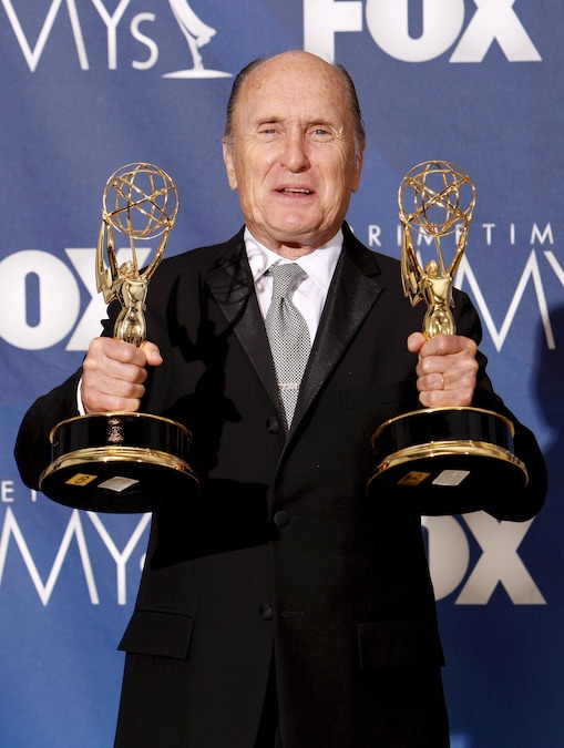Robert Duvall mostra premi ricevuti ('Outstanding Lead Actor in a Miniseries or Movie' e 'Outstanding Miniseries') agli Emmy Awards a Los Angeles, California, il 16 settember 2007. "Gli inglesi hanno Shakespeare e noi invece abbiamo il western": la pensa così Duvall, attore e regista statunitense. (ANSA / Andrew Gombert)