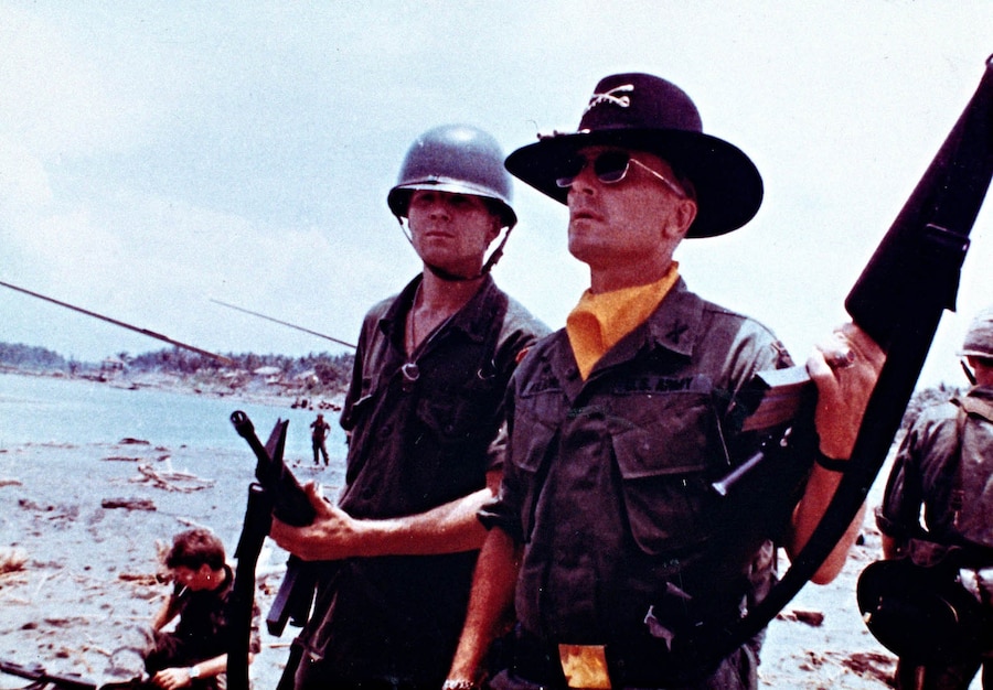 Una scena del film Apocalypse Now (1979) nella foto Robert Duvall e Sam Bottoms. (Foto IPP/capital pictures)