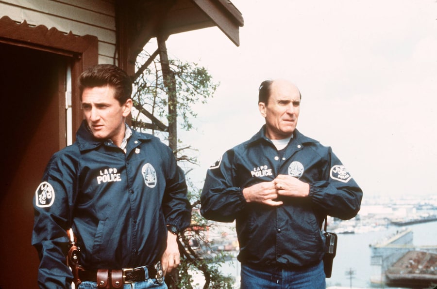 Una scena del film Colors - Colori di guerra (1988) nella foto Robert Duvall e Sean Penn. (Foto IPP/imagostock)