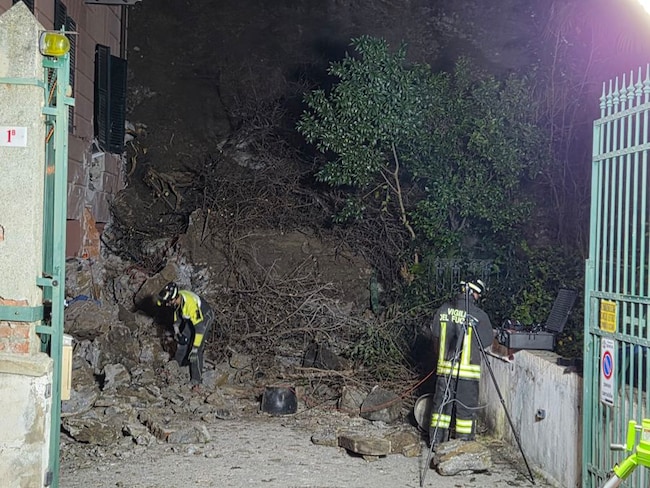 Il crollo del muraglione a Genova nel quartiere di Castelletto
