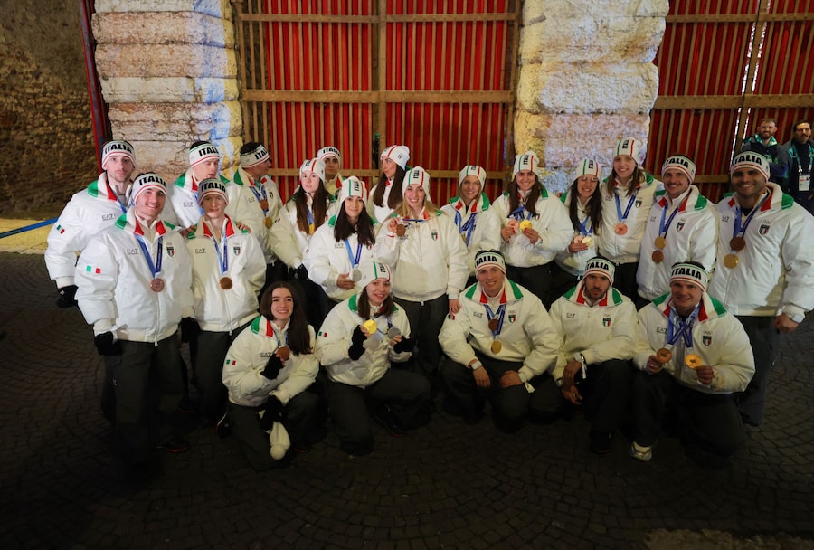 I medagliati italiani posano per una foto fuori dall'arena prima della cerimonia di chiusura (REUTERS/Fabrizio Bensch)