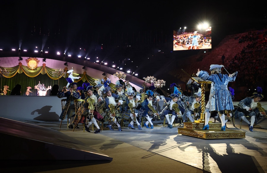 Artisti durante la cerimonia di chiusura (REUTERS/Guglielmo Mangiapane)