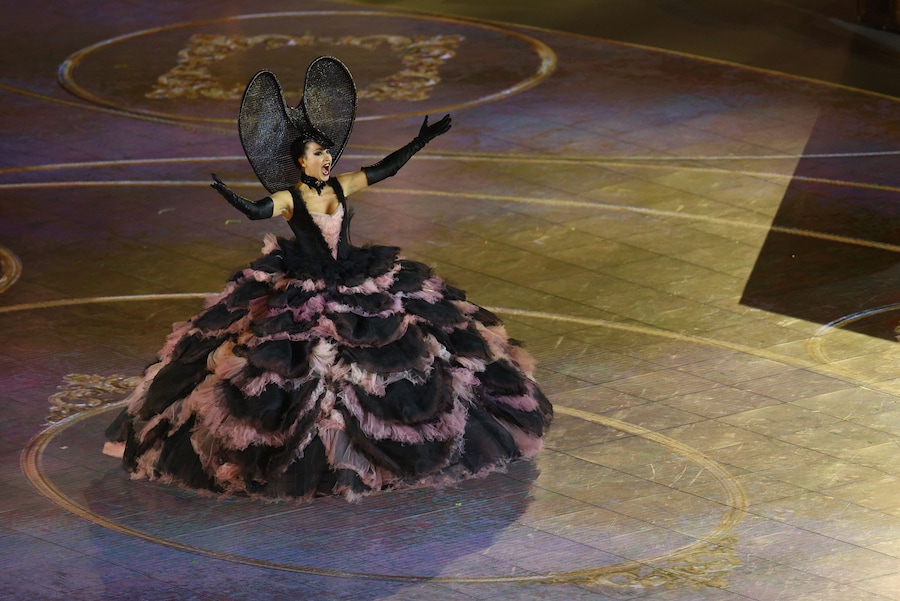 Il soprano Carolina Lopez Moreno si esibisce durante la cerimonia di chiusura (REUTERS/Lisi Niesner)