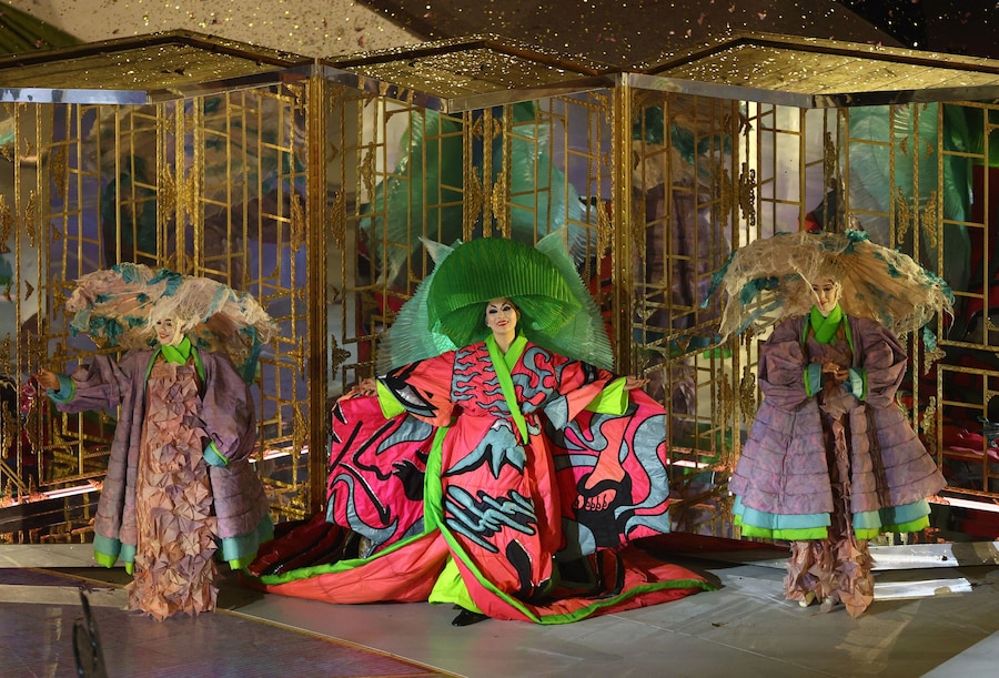 L'attrice Jun Ichikawa si esibisce durante la cerimonia di chiusura (REUTERS/Lisi Niesner)