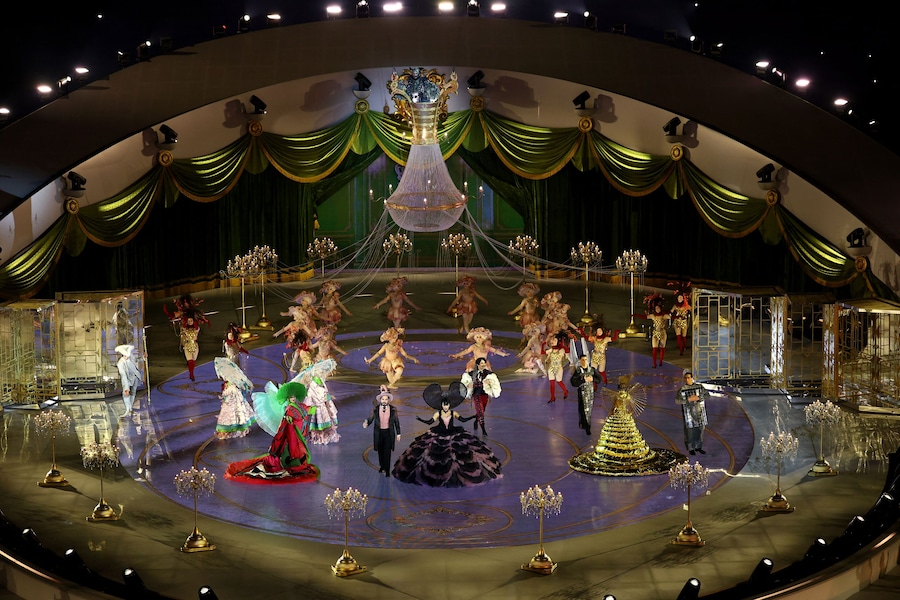 I cantanti lirici Vincenzo Costanzo e Carolina Lopez Moreno si esibiscono durante la cerimonia di chiusura. (REUTERS/Claudia Greco)