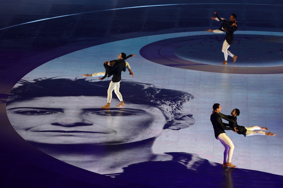 Artisti durante la cerimonia di chiusura (REUTERS/Claudia Greco)