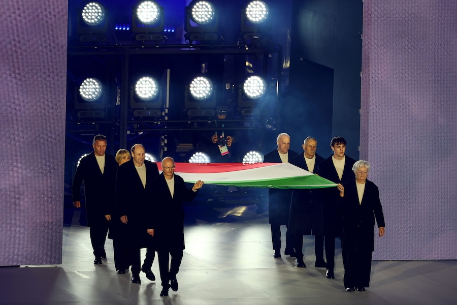 La bandiera italiana portata nell'arena dai rappresentanti delle città ospitanti durante la cerimonia di chiusura (REUTERS/Yara Nardi)