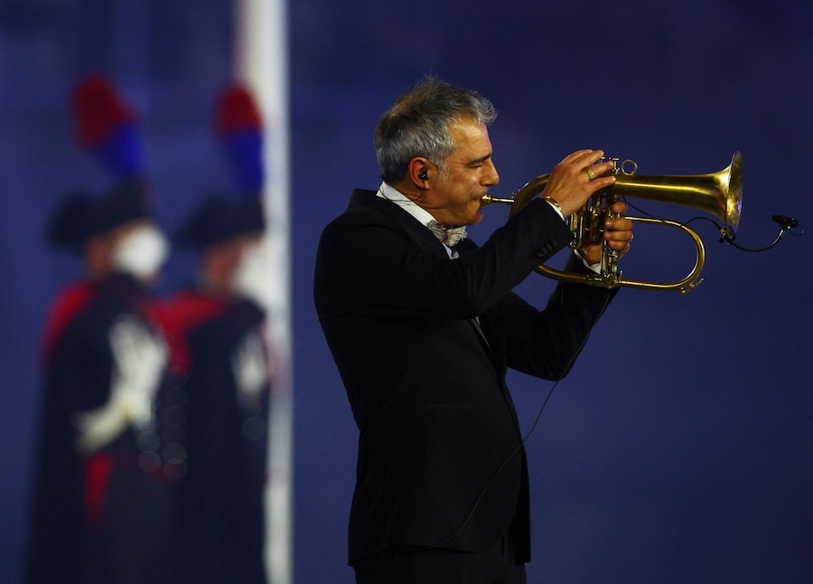 Olimpiadi Milano Cortina 2026 - Cerimonie - Cerimonia di chiusura - Arena Olimpica di Verona, Verona, Italia - 22 febbraio 2026. Un musicista esegue l'inno nazionale italiano durante la cerimonia di chiusura (REUTERS/Guglielmo Mangiapane)