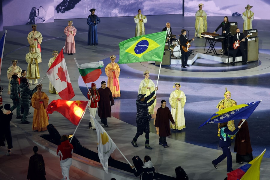 Il portabandiera brasiliano Edson Luques Bindilatti durante la sfilata degli atleti alla cerimonia di chiusura (REUTERS/Yara Nardi)