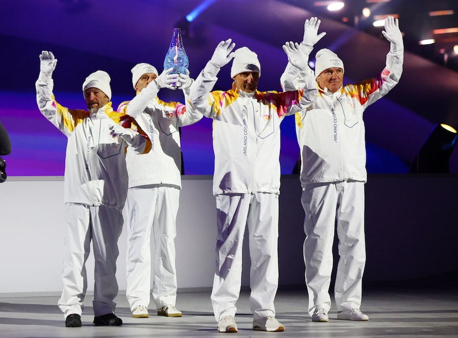 Gli ex fondisti italiani Maurilio De Zolt, Marco Albarello, Giorgio Vanzetta e Silvio Fauner portano la fiamma olimpica nell'arena durante la cerimonia di chiusura. (REUTERS/Guglielmo Mangiapane)