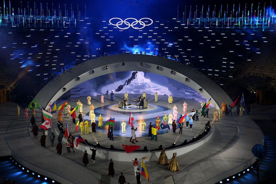 Portabandiera nella sfilata degli atleti durante la cerimonia di chiusura. (REUTERS/Claudia Greco)