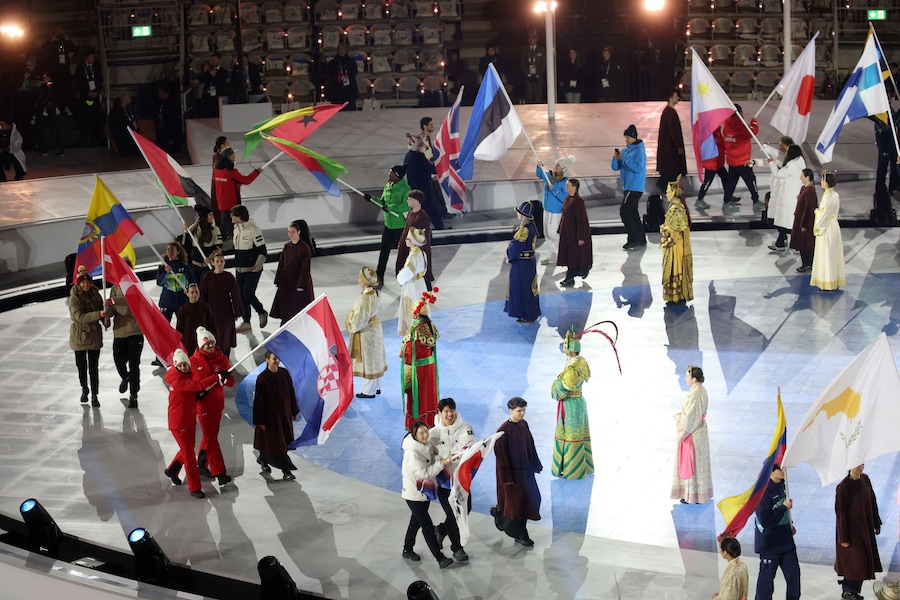 Portabandiera nella sfilata degli atleti durante la cerimonia di chiusura (REUTERS/Leonhard Foeger)