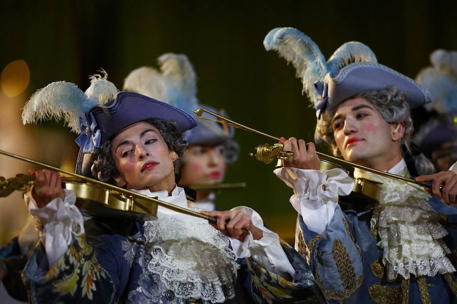 Artisti durante la cerimonia di chiusura (REUTERS/Guglielmo Mangiapane)