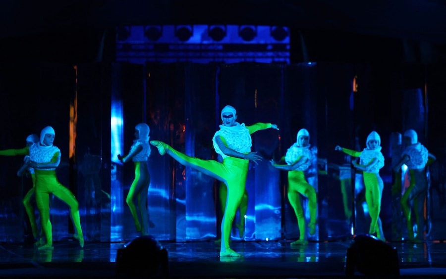 Artisti durante l'esibizione Elevation della cerimonia di chiusura. (REUTERS/Guglielmo Mangiapane)