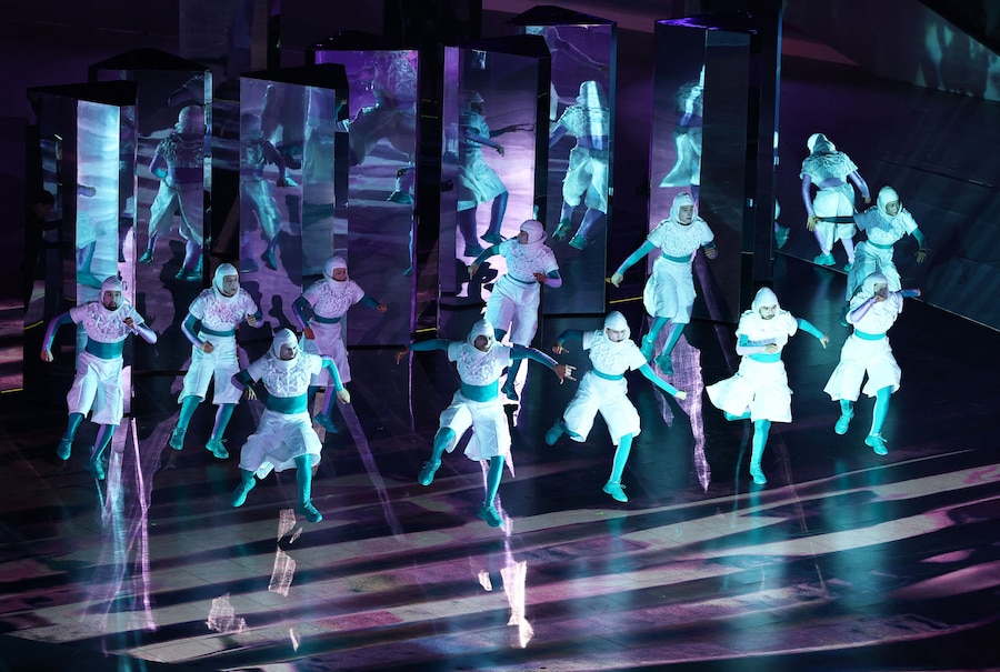 Artisti durante l'esibizione Elevation della cerimonia di chiusura (REUTERS/Lisi Niesner)