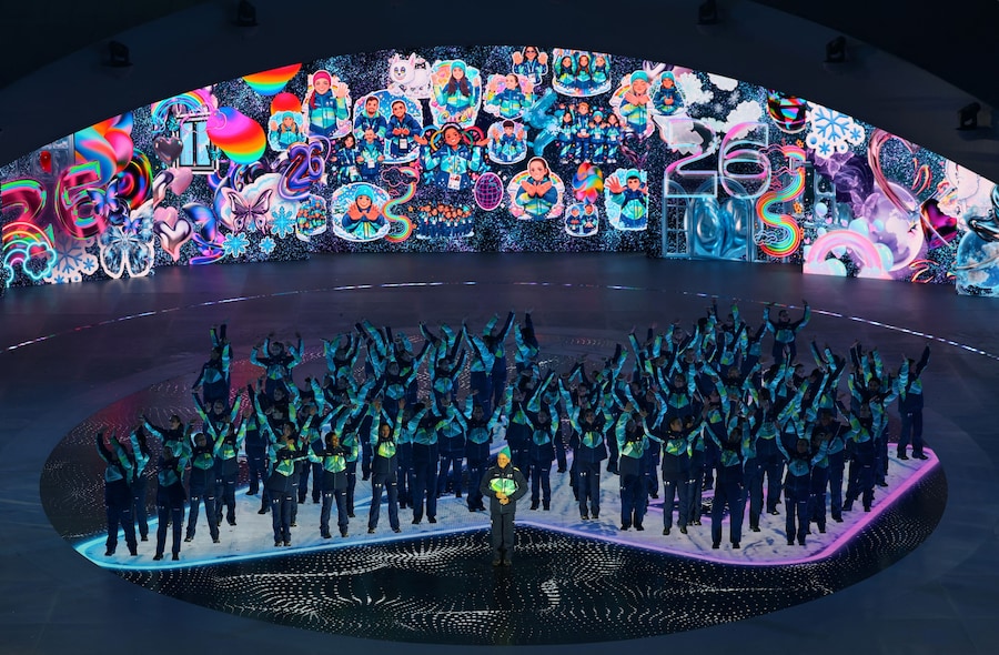 Volontari durante la cerimonia di chiusura (REUTERS/Claudia Greco)