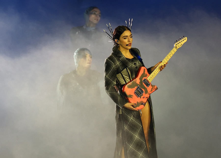 La cantante Joan Thiele si esibisce durante la cerimonia di chiusura. (REUTERS/Lisi Niesner)