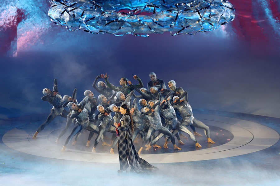 La cantante Joan Thiele si esibisce durante la cerimonia di chiusura. (REUTERS/Claudia Greco)